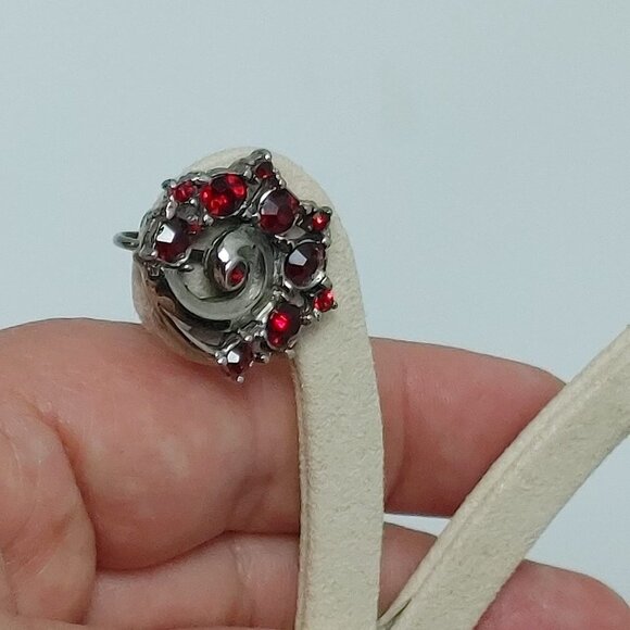 ⭐️5/$25 Vintage silver tone Royal Crest Screw Back Earrings Red Rhinestones Boho - Picture 9 of 10
